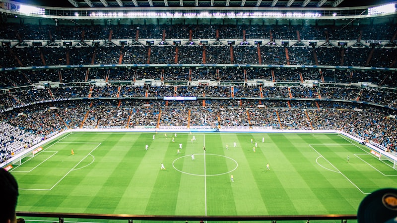 足球教练在场边指挥球员的战术布置场景